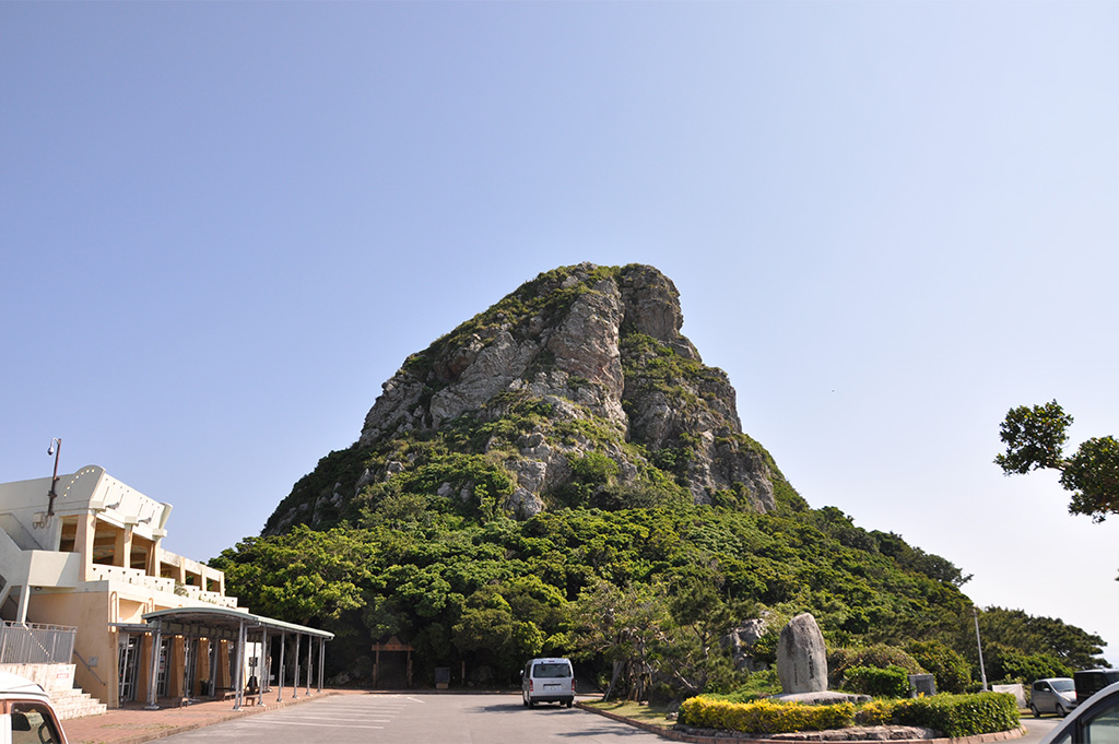 伊江島のシンボル城山（ぐすくやま）